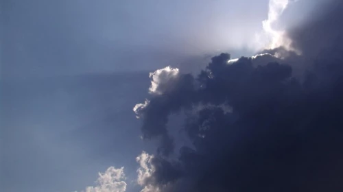 Temperature sotto media, paese spezzato in due: Sole al nord, temporali al Sud